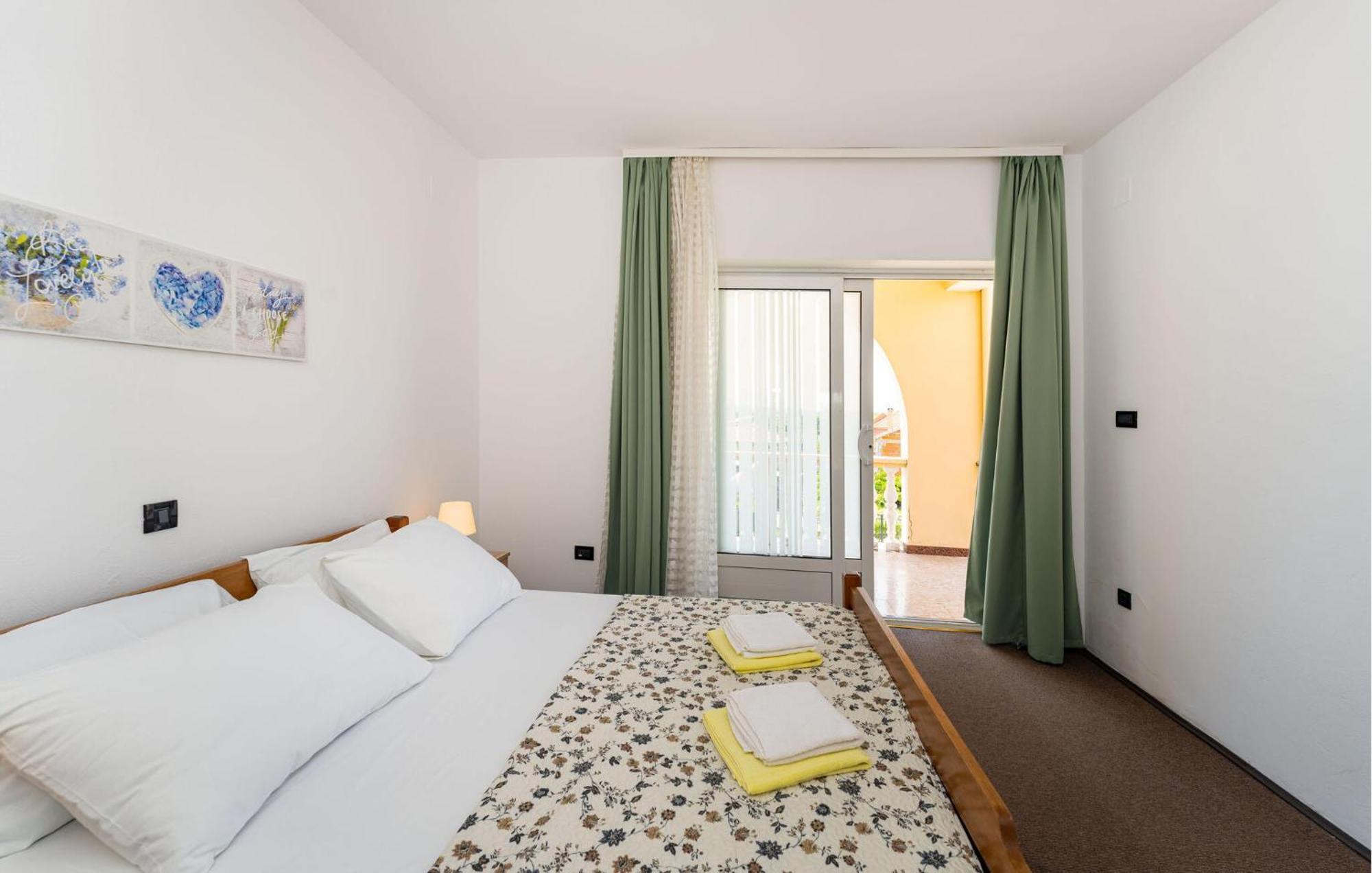 Beautiful Apartment In Galovac With Kitchen Exteriér fotografie